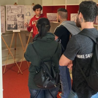 Immagine miniatura 28-31 ottobre 2022: uno studente illustra la mostra 