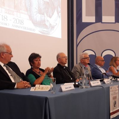 Immagine miniatura 11 settembre, Palazzo delle Esposizioni: Rappresentanti istituzionali: Simone Sartini (Archivio di Stato), Monica Maria Angeli (Biblioteca Statale), mons. Italo Castellani (Arcidiocesi di Lucca), Oriano Landucci (Fondazione BML), Stefano Ragghianti (Comune di Lucca), Donatella Buonriposi (Ufficio scolastico provinciale)